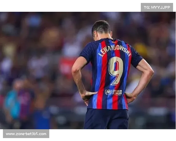 克服疼痛勇战皇马 莱万为国家德比拼尽全力