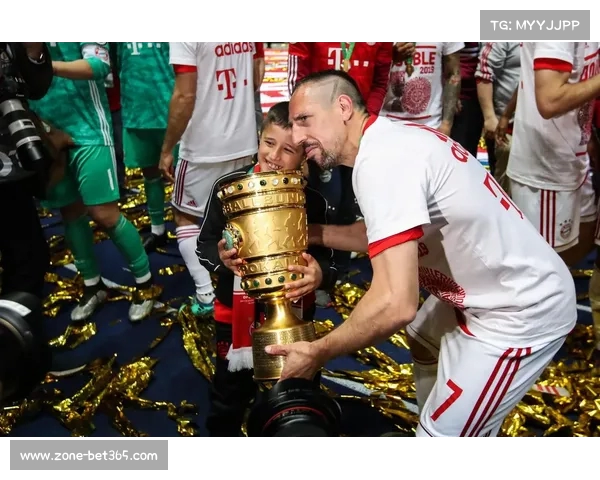 拜仁在德国杯中全方位碾压美因茨展现强大实力 拜仁在德国杯中全方位碾压美因茨展现强大实力